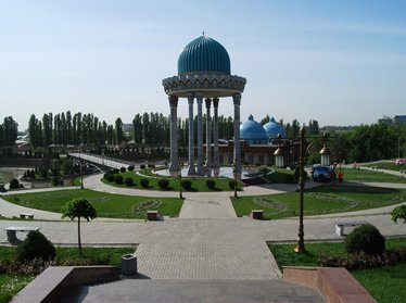 Ислам Каримов почтил память жертв репрессий  