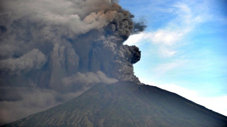 Власти просят узбекистанцев не ехать на Бали из-за извержения вулкана 