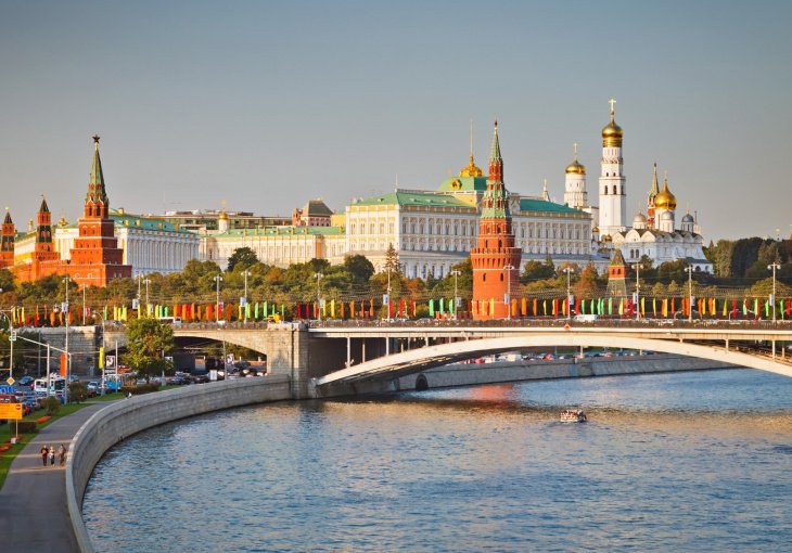 В Госдуму РФ внесли законопроекты о переходе на юлианский календарь и о смене гимна России на "Боже, Царя храни!"