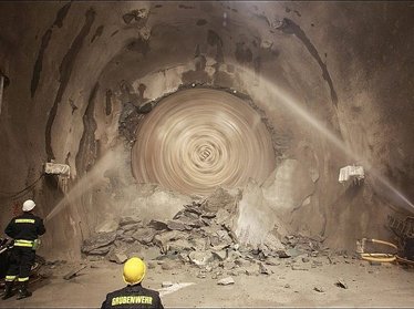 Строители завершат проходку железнодорожного тоннеля через перевал Камчик к апрелю 2016 года