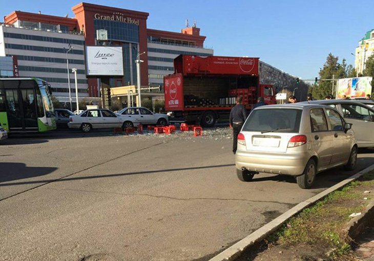 Праздник к нам не приходит: грузовик Coca-Cola стал причиной огромного затора в центре Ташкента