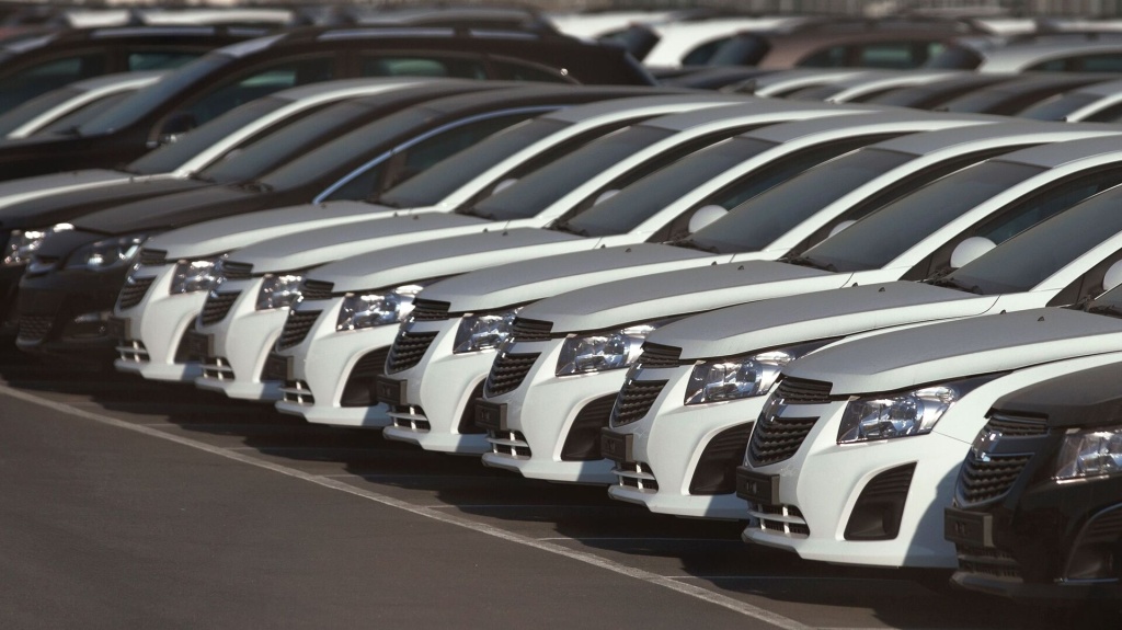 За год рынок легковых машин снизился почти на 6% – ЦЭИР