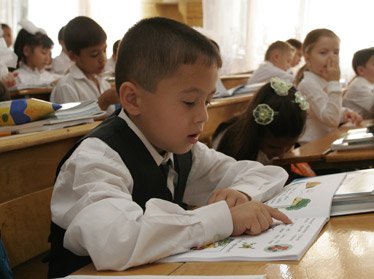 Узбекские чиновники, педагоги и психологи продолжают обсуждать необходимость введения в школе формы 