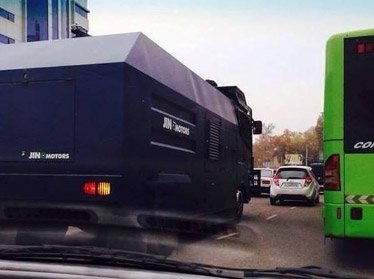 Фото дня: в Ташкенте разъезжает необычная спецтехника