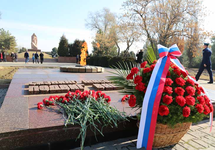 Посол России в Узбекистане возложил цветы к мемориалу Вечного огня