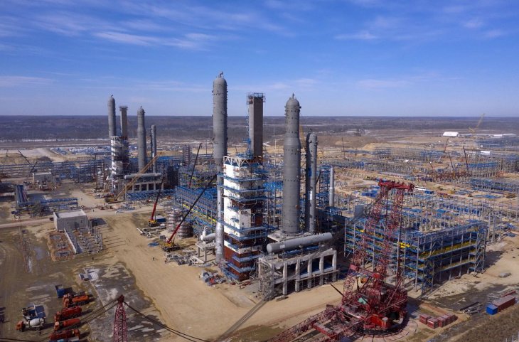 Свыше 230 узбекистанцев отправились работать на строительстве завода "Газпрома" в России 
