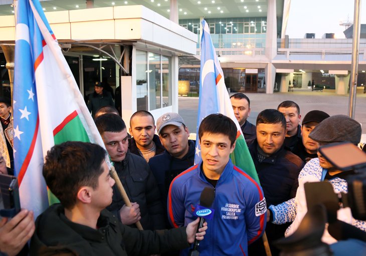 Один из лучших боксеров Узбекистана вернулся после боя в США на родину  