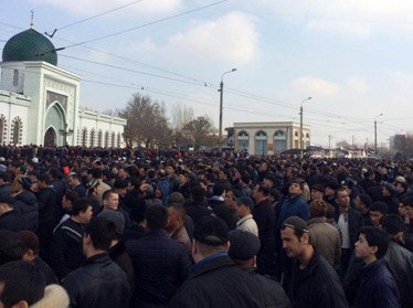 Десятки тысяч узбекистанцев пришли проститься с шейхом Мухаммад Садыком Мухаммад Юсуфом (фото)