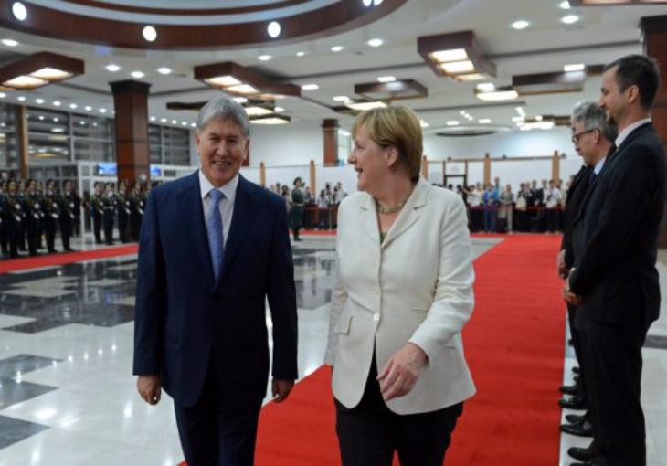 Канцлер Германии проведет переговоры с президентом Кыргызстана в Бишкеке