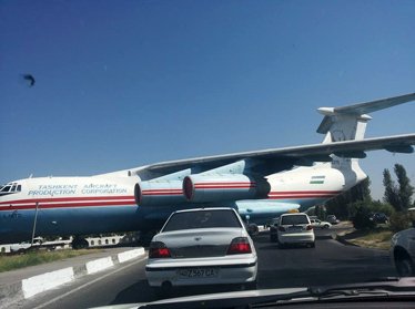 На дорогах Ташкента появился… самолет (фото) 