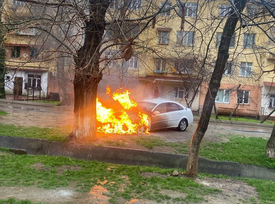 В Ташкенте загорелся автомобиль Lacetti