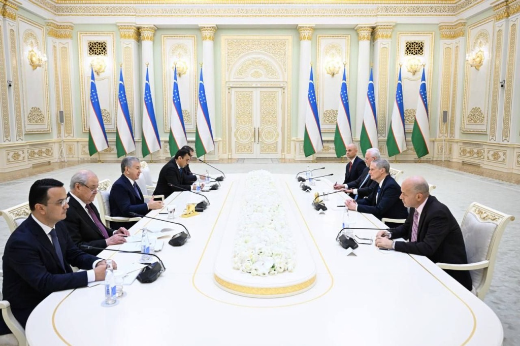 Мирзиёев поговорил со старейшиной Церкви Иисуса Христа Святых последних дней из США