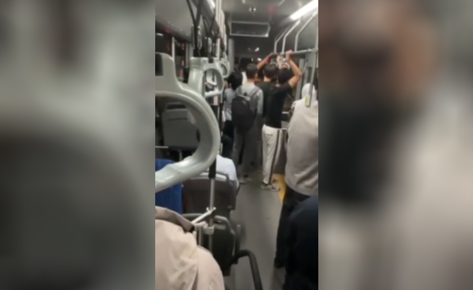Пассажиры устроили конфликт с водителем автобуса, который не хотел высаживать их в неположенном месте. Видео   
