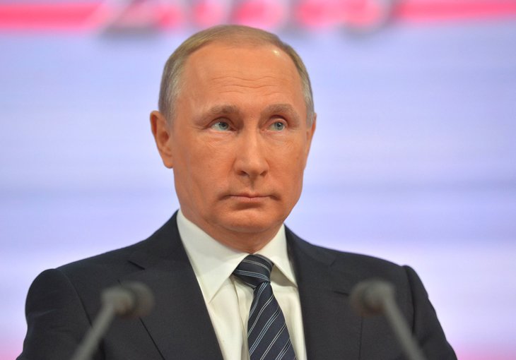 Путин поручил упростить получение вида на жительство знающим русский язык