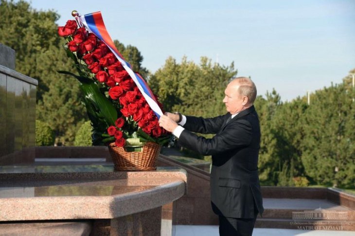 Владимир Путин возложил цветы к монументу Независимости и гуманизма (фото)