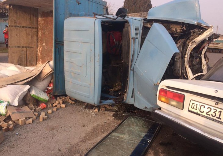 В Янгиюле автомашина «Жигули» опрокинула грузовик