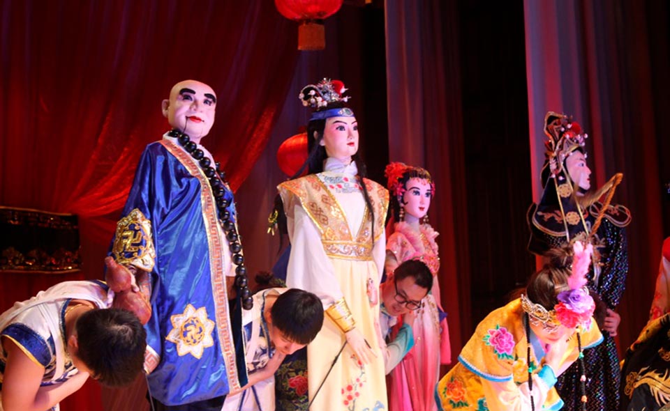 Живее, чем люди. В Китае показывают уникальные кукольные шоу с тысячелетней историей. Видео