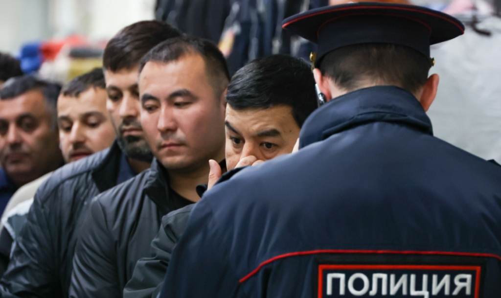 Президент России продлил крайний срок легализации мигрантов  