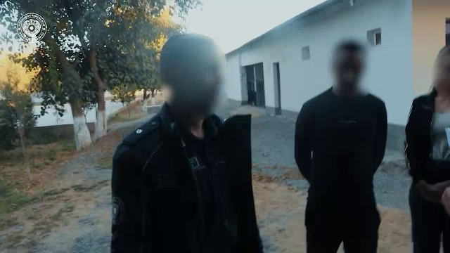 Хорезмский участковый попался на взятке в тысячу долларов. Видео