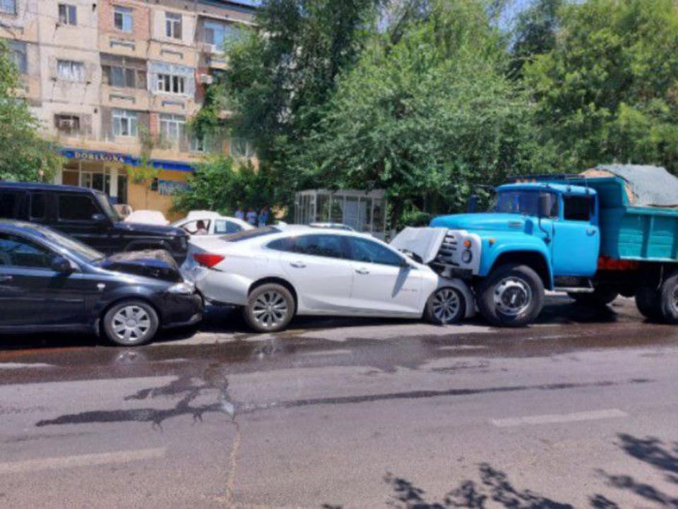 Настоящий паровозик. В Ташкенте произошло очередное массовое ДТП. Видео