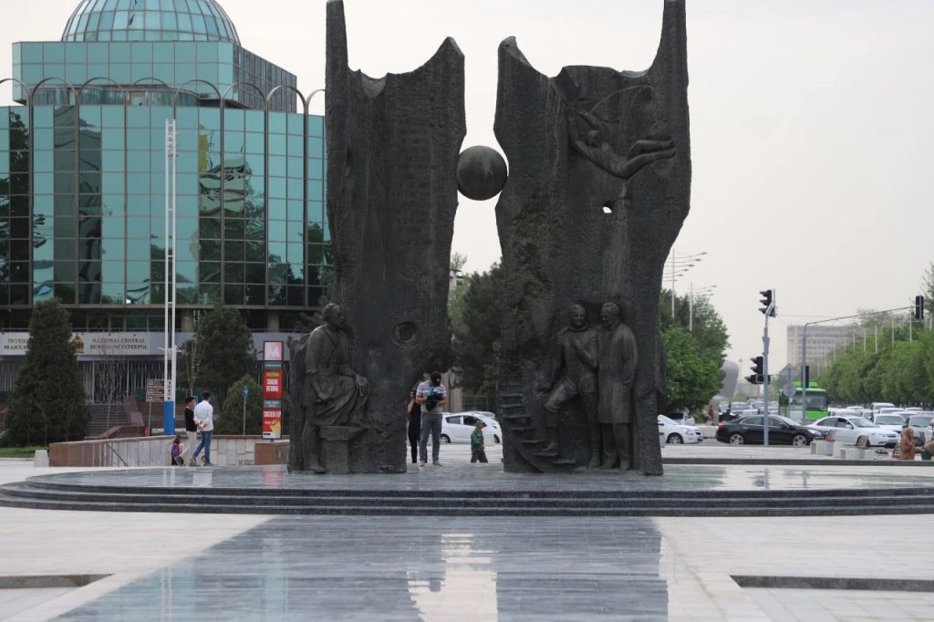 Это напоминание людям, забывшим об обществе, что город не является их собственностью – Турсунали Кузиев о реконструкции площади Космонавтов