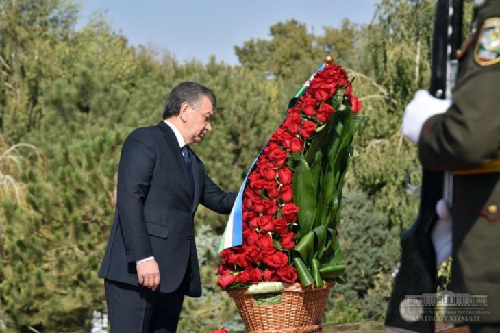 Мирзиёев почтил память Ислама Каримова