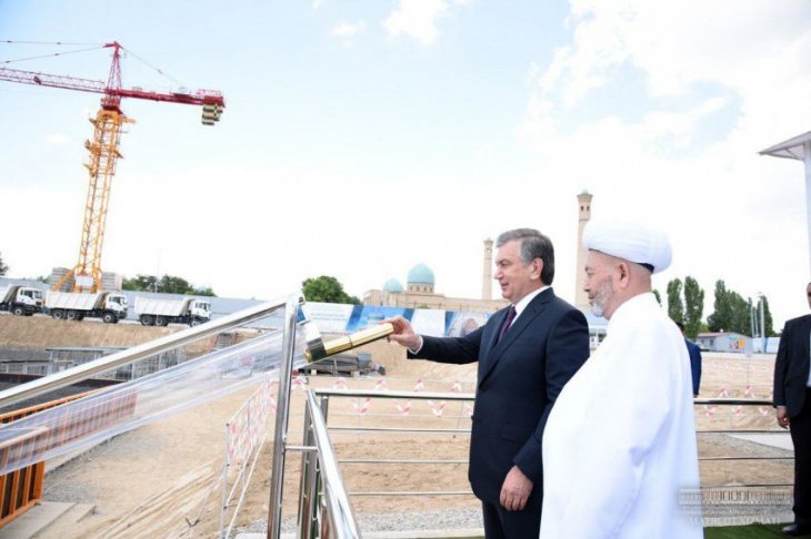 В Ташкенте стартовало строительство Центра исламской цивилизации: первый камень заложил Мирзиёев 