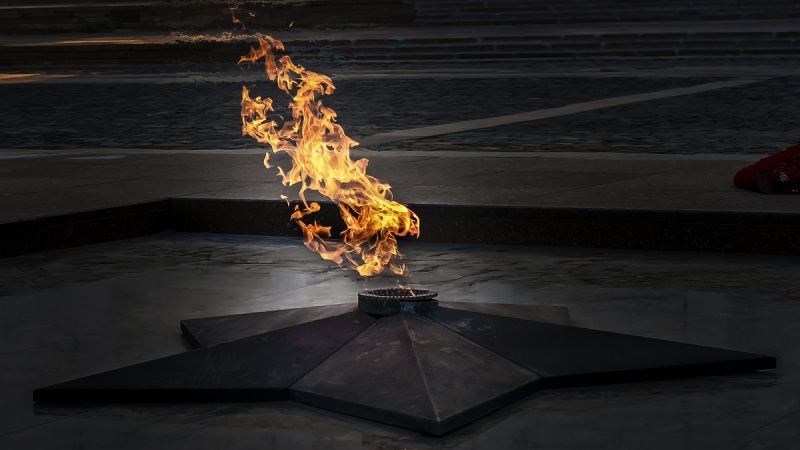 В России на узбекистанца, прикурившего от Вечного огня, завели уголовное дело