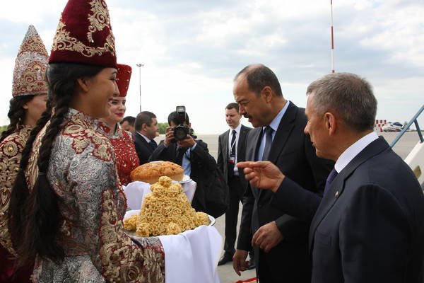 Премьер-министра Узбекистана Абдуллу Арипова встретили в РФ хлебом и солью (видео)