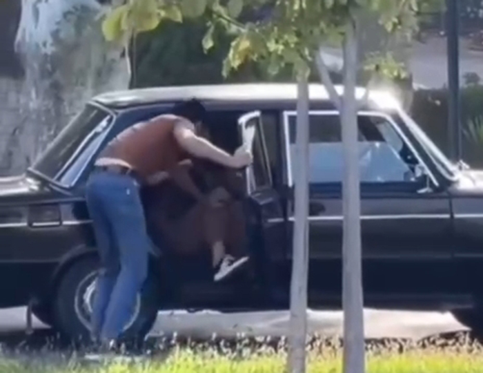 В Самарканде завели дело на мужчину, который пытался насильно посадить женщину в "Жигули". Видео
