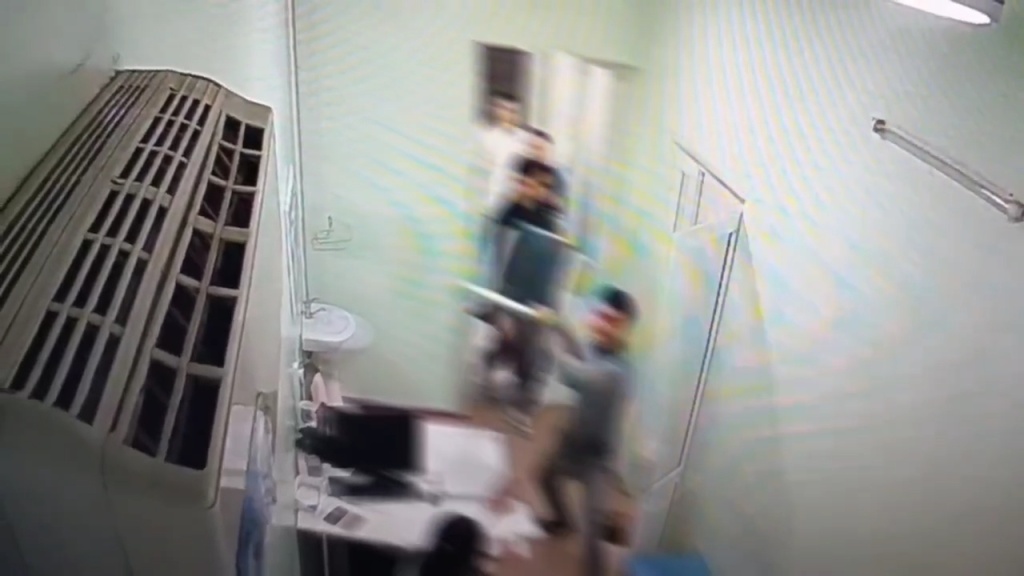 В Ташкенте группа людей набросилась на женщину-врача. Один из них кинул в нее железный стул. Видео   