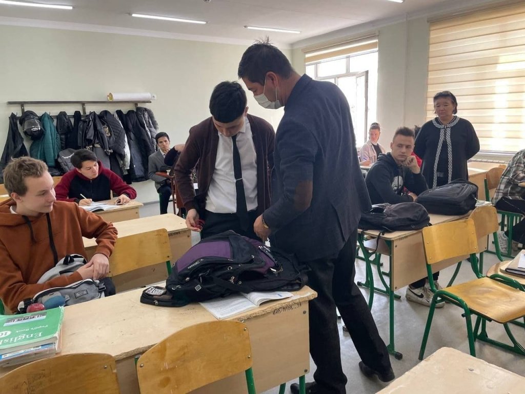 В школах Ташкента проводятся рейды. Правоохранители проверяют не только содержимое портфелей, но и телефонов. Насколько это законно? 