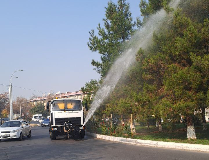 Хокимият Ташкента организовал полив улиц и включил фонтаны для снижения запыленности воздуха. Видео