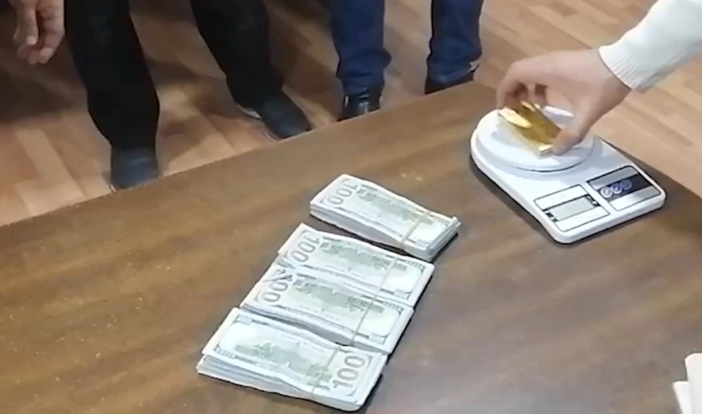 Силовики задержали узбекистанцев, пытавшихся продать полтора килограмма золота в самодельных слитках. Видео   