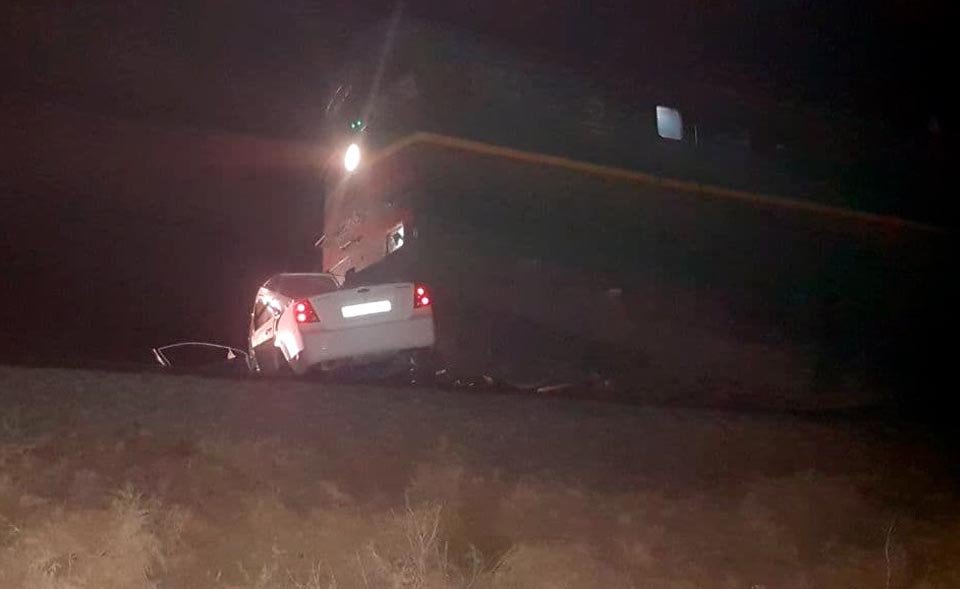 В Кашкадарье "Ласетти" столкнулся с грузовым поездом. Водитель погиб от тяжелых телесных повреждений 