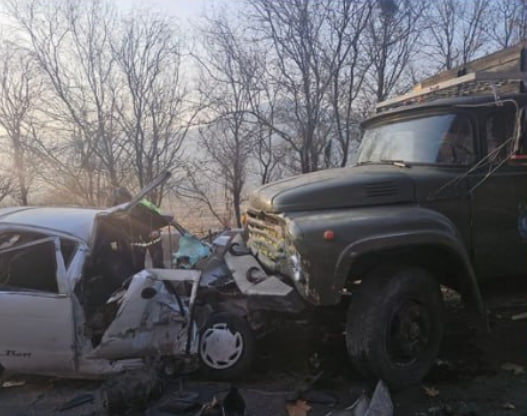 Три человека погибли в Джизаке после столкновения Matiz с грузовиком 