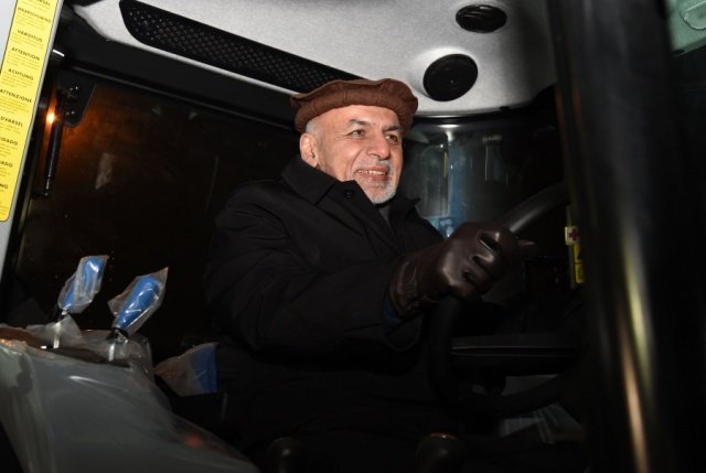 Президент Узбекистана подарил Афганистану 25 автобусов Isuzu и  тракторы New Holland