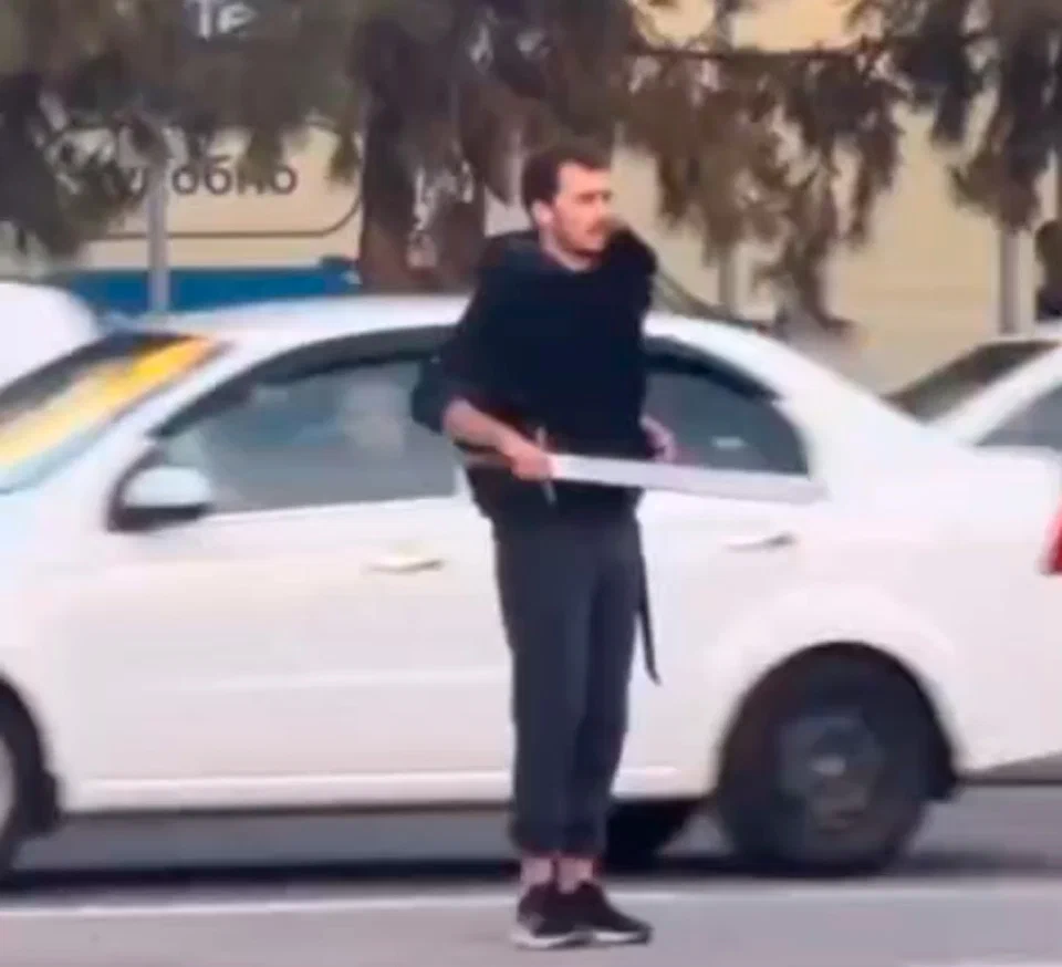 Мужчина на воображаемом коне и с мечом в руках проскакал по улице в Ташкенте. Видео