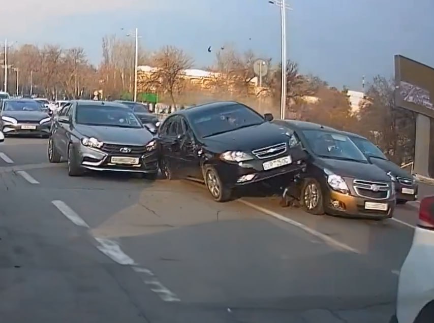 В Ташкенте водитель уснул за рулем и столкнулся с тремя автомобилями