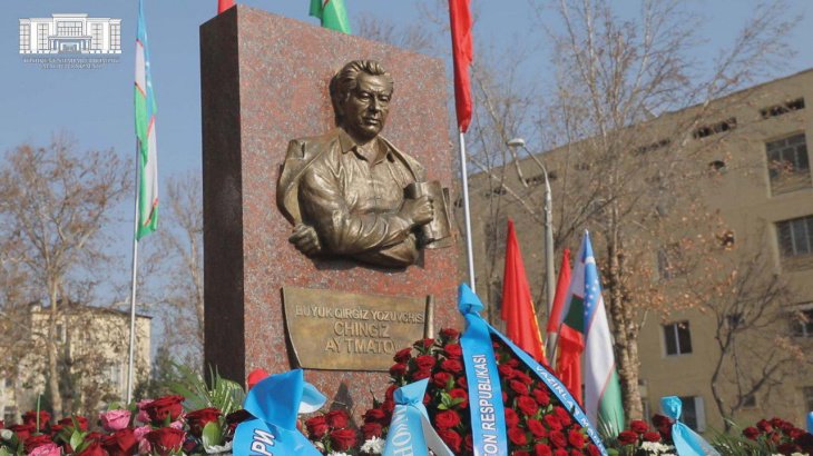 В Ташкенте установили барельеф Чингизу Айтматову