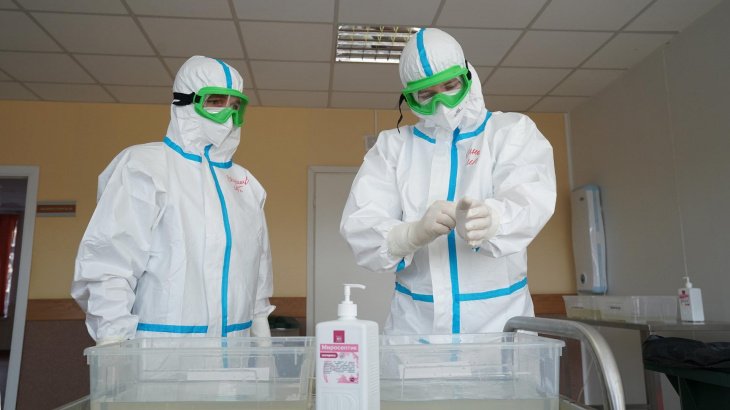 В Узбекистане запустили производство медицинских комбинезонов, "уничтожающих" коронавирус 