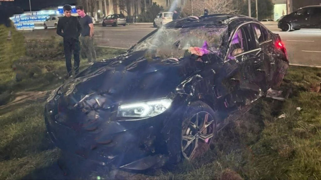 В Ташкенте BMW врезался в бетонное ограждение и перевернулся. Видео