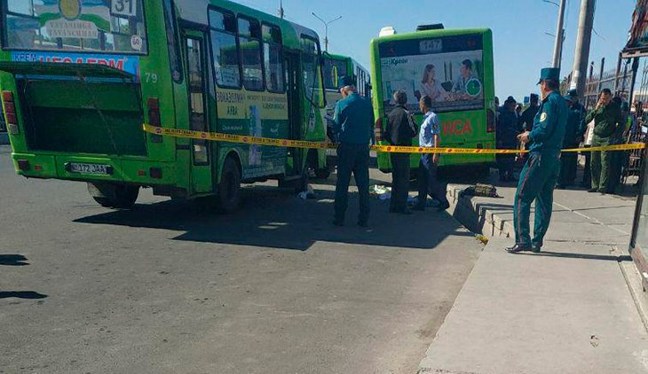Автобус сбил насмерть на остановке в Ташкенте двух человек. Среди них девочка 14 лет 