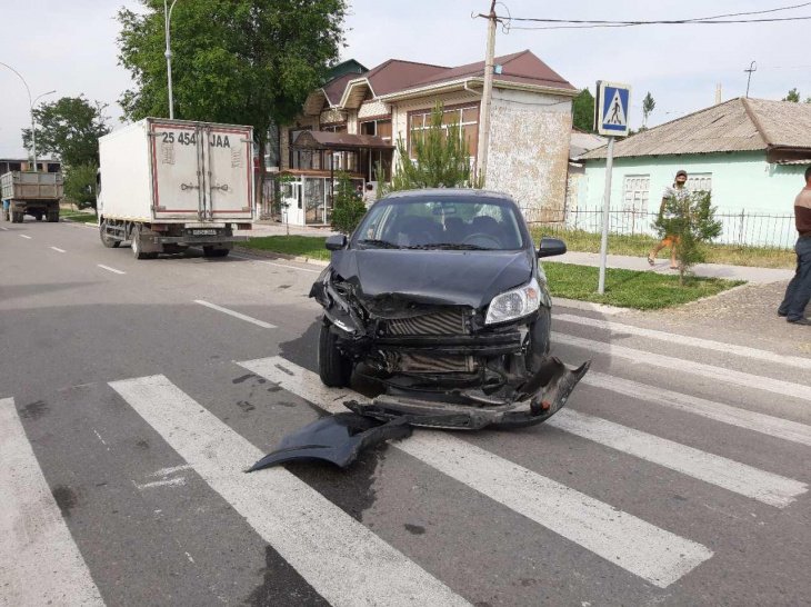 В Зааминском районе Джизакской области произошло ДТП. "Ласетти" на скорости сбил велосипедиста и врезался в два авто 
