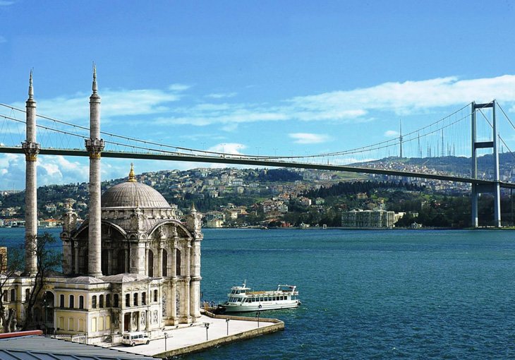Власти Турции экстренно перекрыли судоходство в проливе Босфор