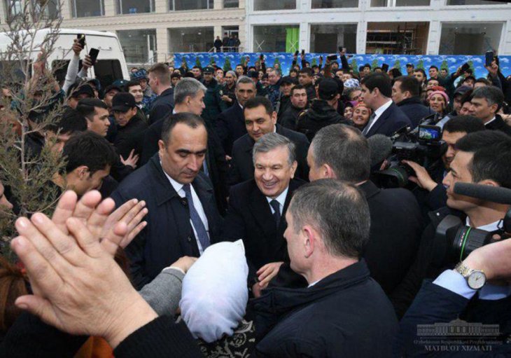 Мирзиёев остановил кортеж возле дехканского рынка и пообщался с жителями 