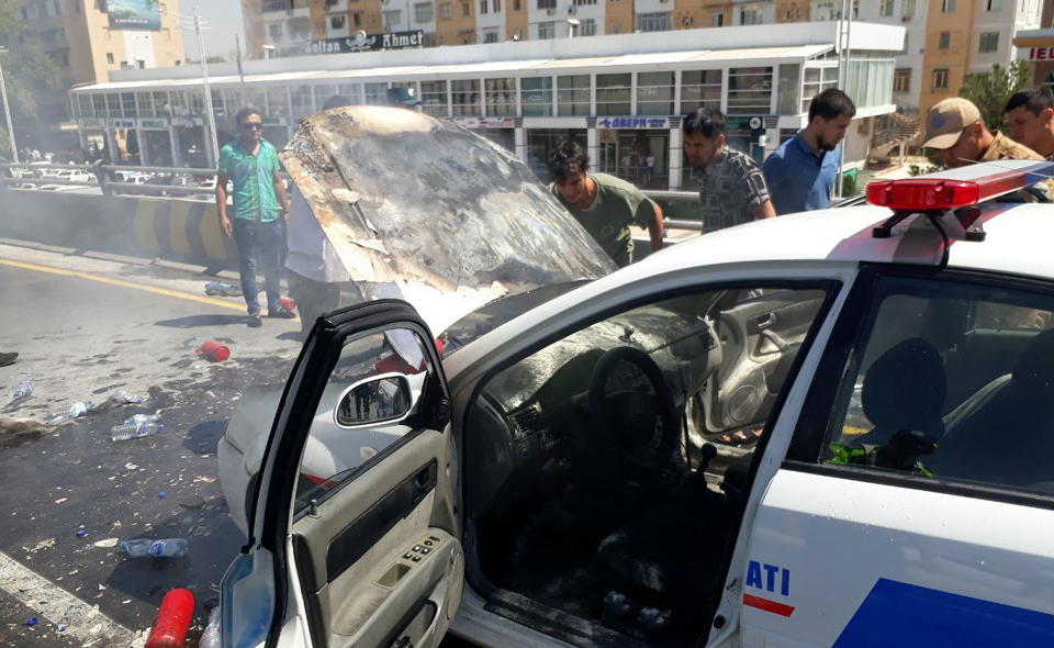 В Ташкенте на мосту произошло возгорание служебного автомобиля ДПС. Видео 