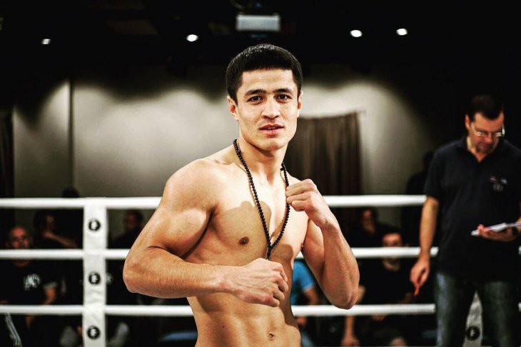 Узбекский боксер отправил соперника в нокаут на 18 секунде. Видео 