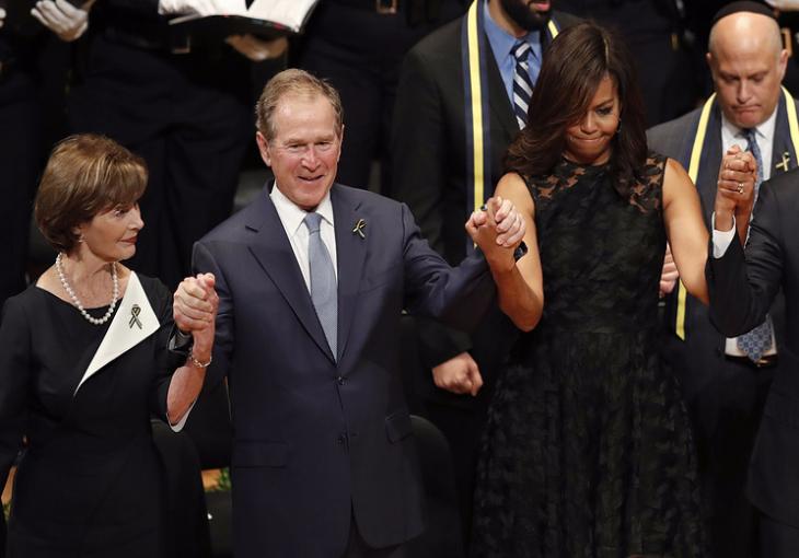 Джордж Буш станцевал на панихиде по погибшим в Далласе полицейским