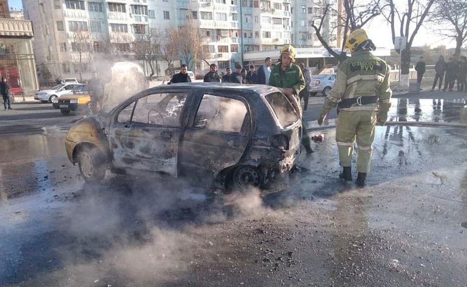 В Ташкенте практически полностью выгорел "Матиз". Видео
